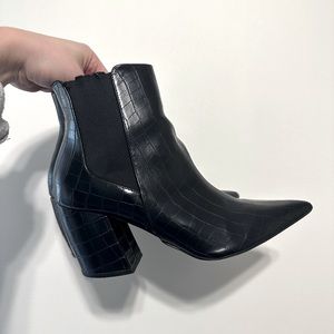 women’s pointed-toe crocodile skin boots!